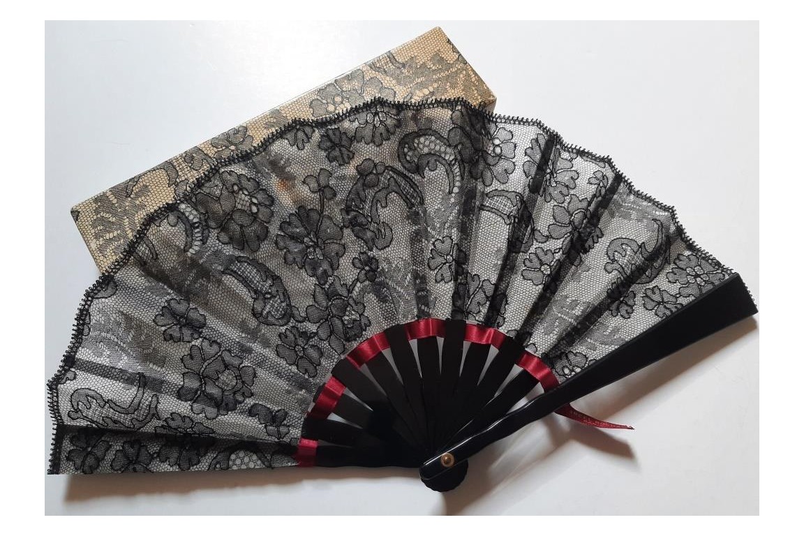 "Femme" de Marcel Rochas, . Flacon de parfum et éventail, vers 1948