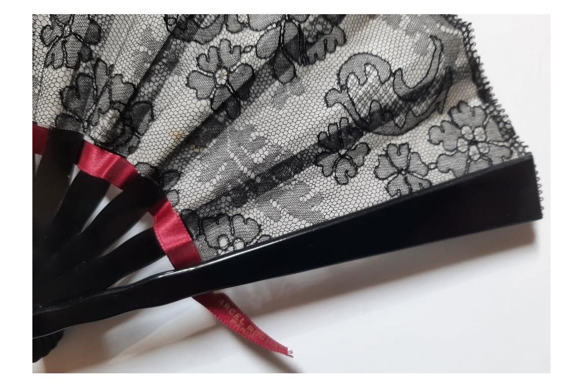 "Femme" de Marcel Rochas, . Flacon de parfum et éventail, vers 1948