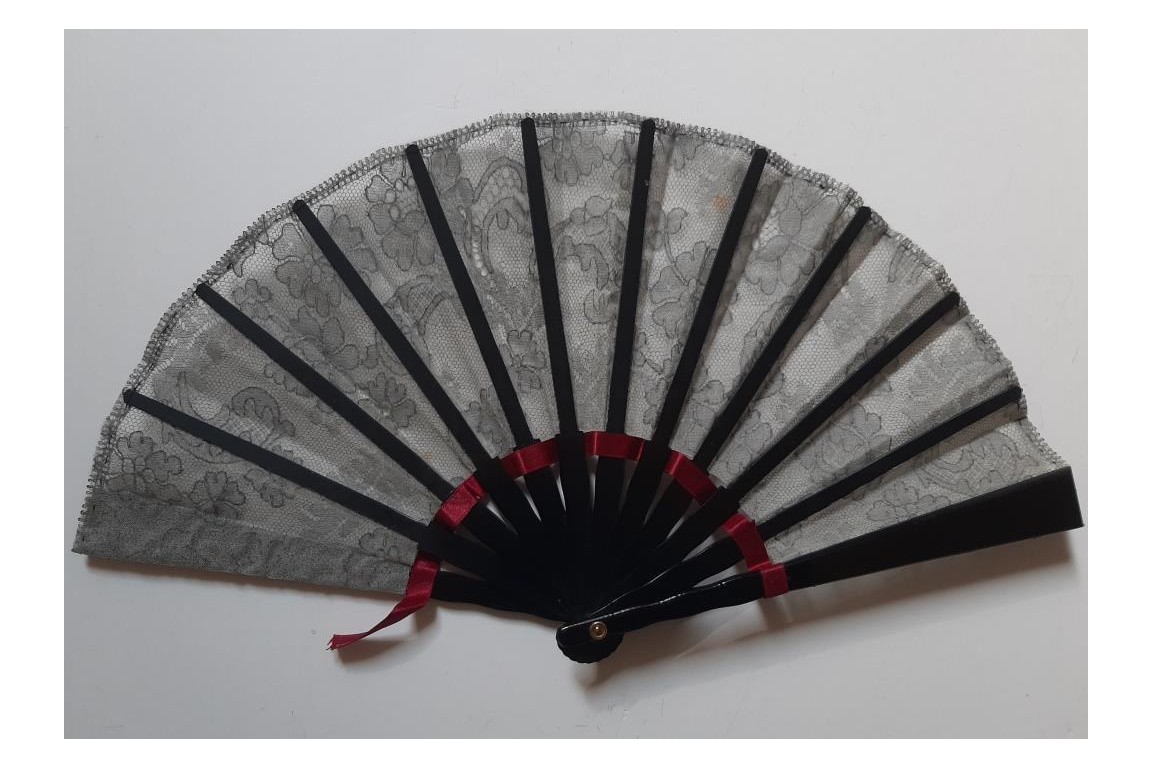 Femme, by Marcel Rochas. Perfum bottle and fan, circa 1948