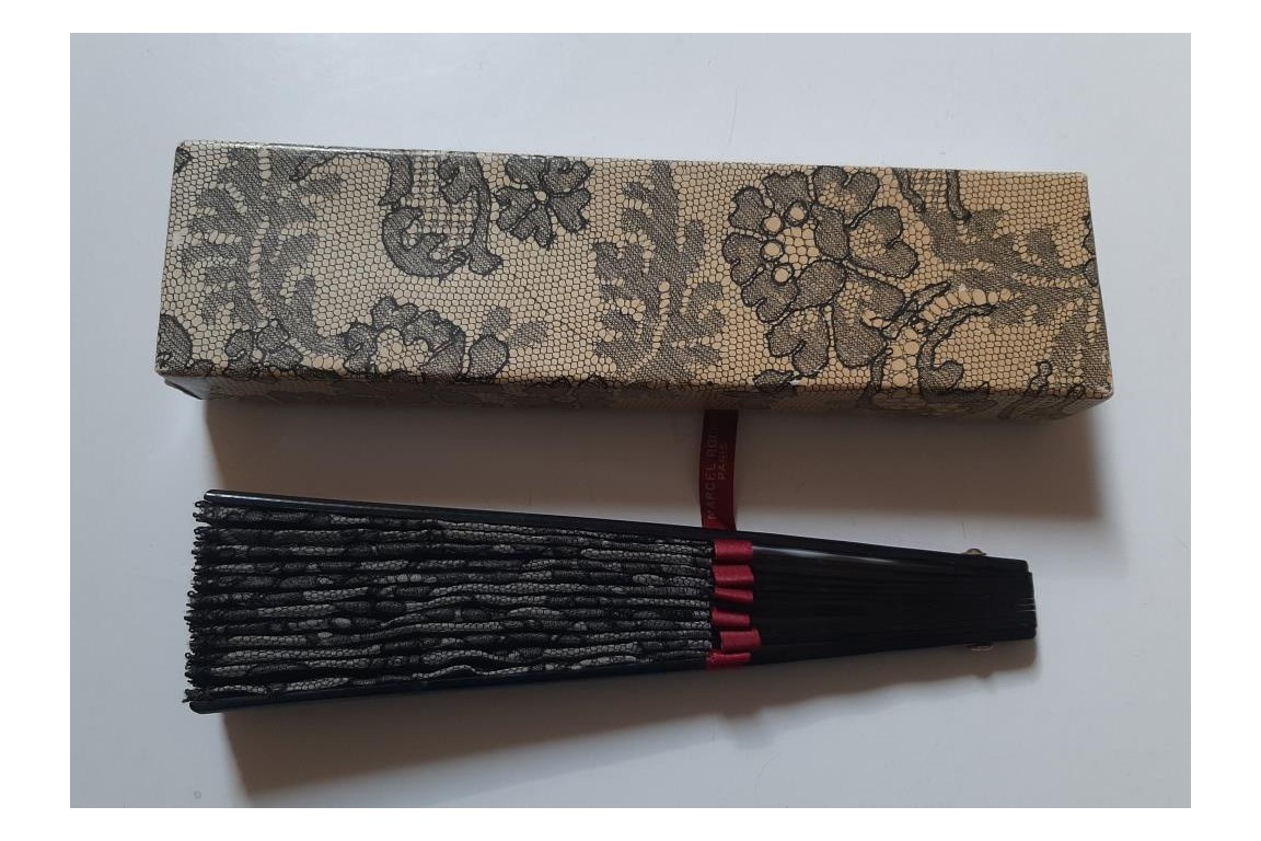 "Femme" de Marcel Rochas, . Flacon de parfum et éventail, vers 1948