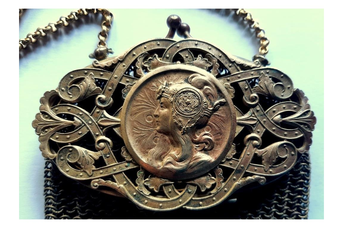 La femme dans le goût de Mucha, aumonière art nouveau