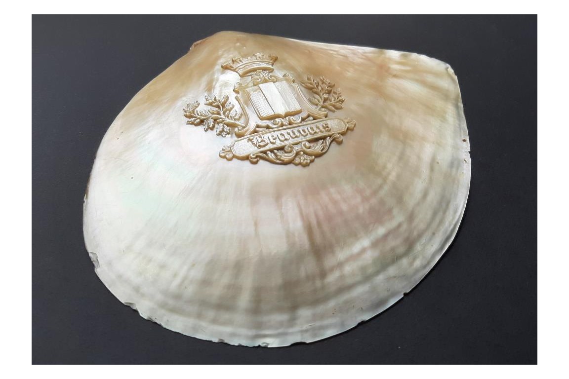 Coat of arms of Beauvais.  Mother-of-pearl shell after 1920