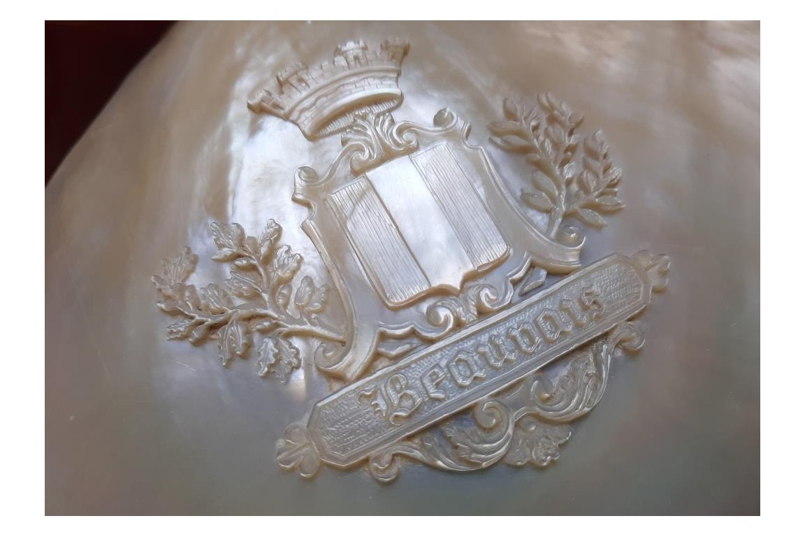 Coat of arms of Beauvais.  Mother-of-pearl shell after 1920