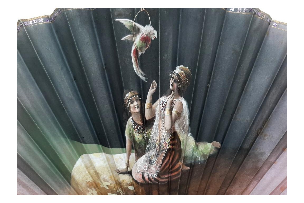 Beautés orientales au perroquet, éventail vers 1900-1930