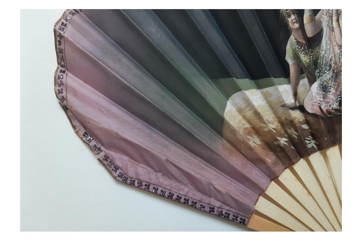 Beautés orientales au perroquet, éventail vers 1900-1930
