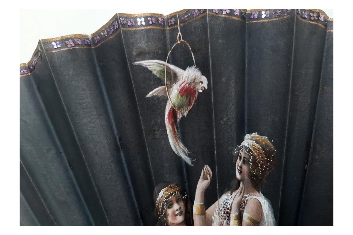 Beautés orientales au perroquet, éventail vers 1900-1930