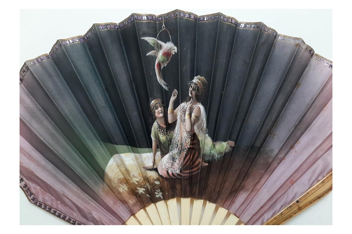 Beautés orientales au perroquet, éventail vers 1900-1930