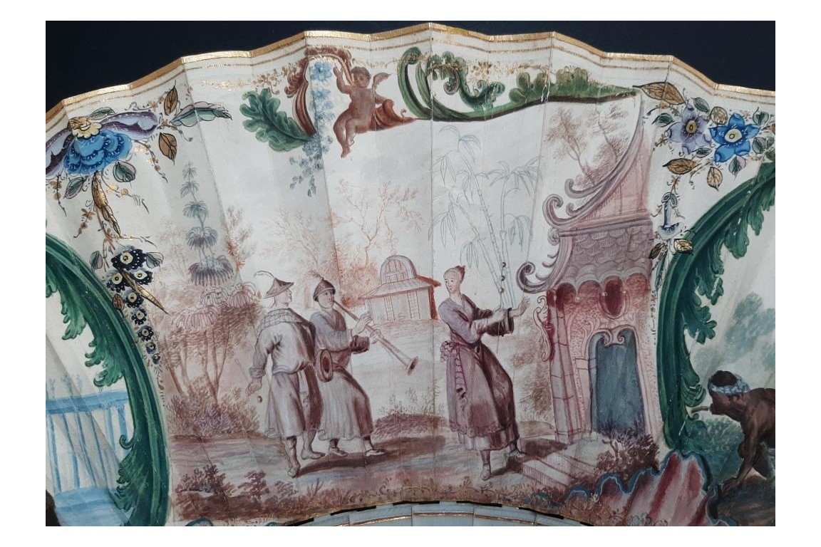 Exotismes en camaïeu, éventail vers 1740-50