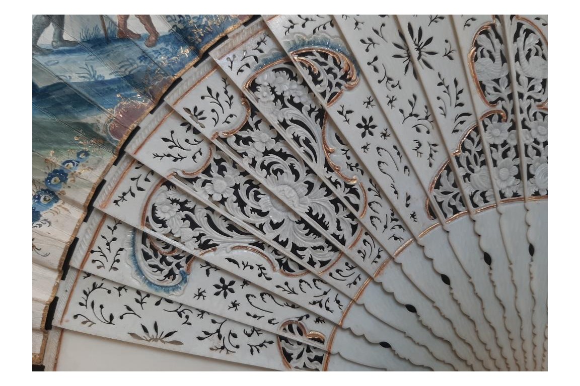 Exotismes en camaïeu, éventail vers 1740-50