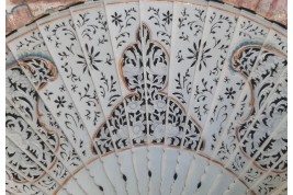 Exotismes en camaïeu, éventail vers 1740-50