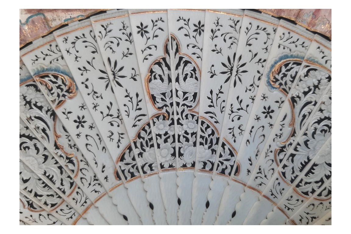 Exotismes en camaïeu, éventail vers 1740-50