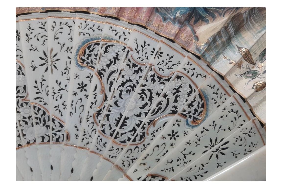 Exotismes en camaïeu, éventail vers 1740-50