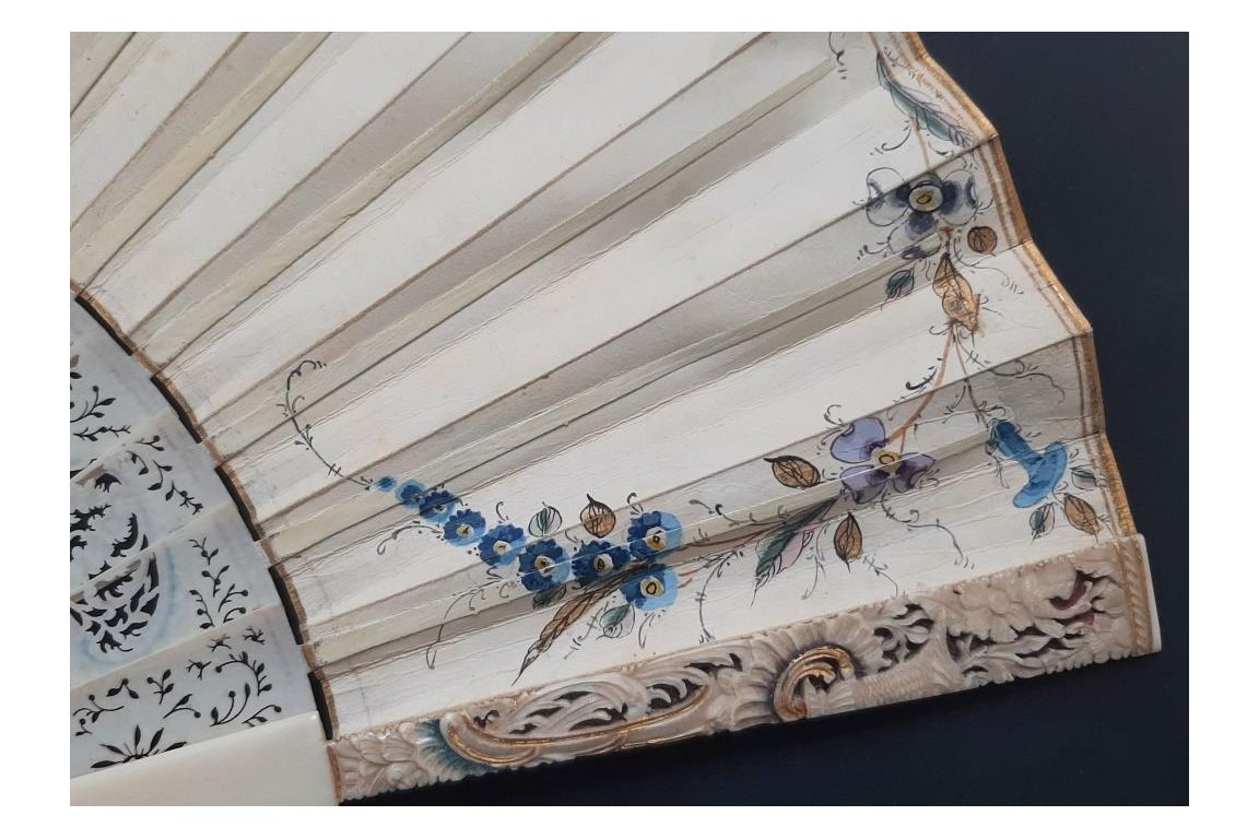 Exotismes en camaïeu, éventail vers 1740-50