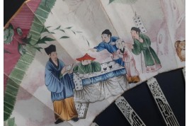 C'est lui ! Éventail Compagnie des Indes vers 1760-70