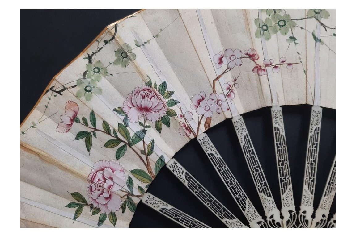 C'est lui ! Éventail Compagnie des Indes vers 1760-70