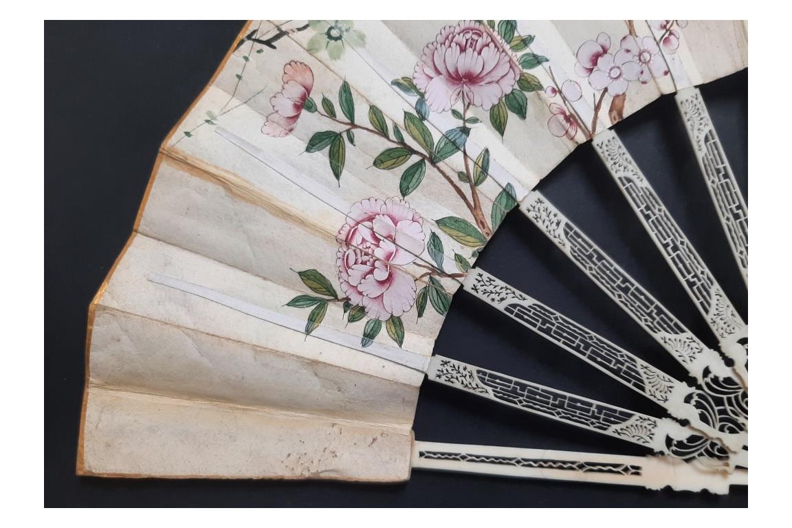 C'est lui ! Éventail Compagnie des Indes vers 1760-70