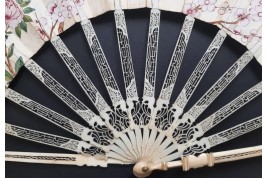 C'est lui ! Éventail Compagnie des Indes vers 1760-70