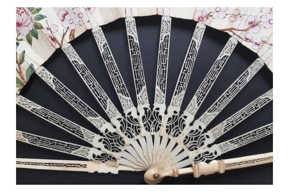 C'est lui ! Éventail Compagnie des Indes vers 1760-70