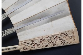 C'est lui ! Éventail Compagnie des Indes vers 1760-70