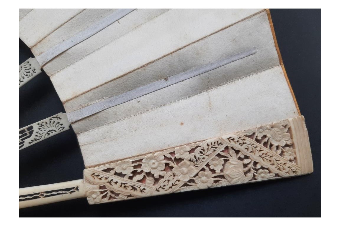 C'est lui ! Éventail Compagnie des Indes vers 1760-70