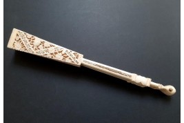 C'est lui ! Éventail Compagnie des Indes vers 1760-70