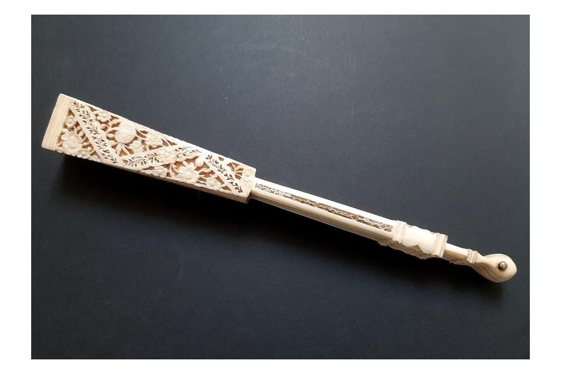 C'est lui ! Éventail Compagnie des Indes vers 1760-70