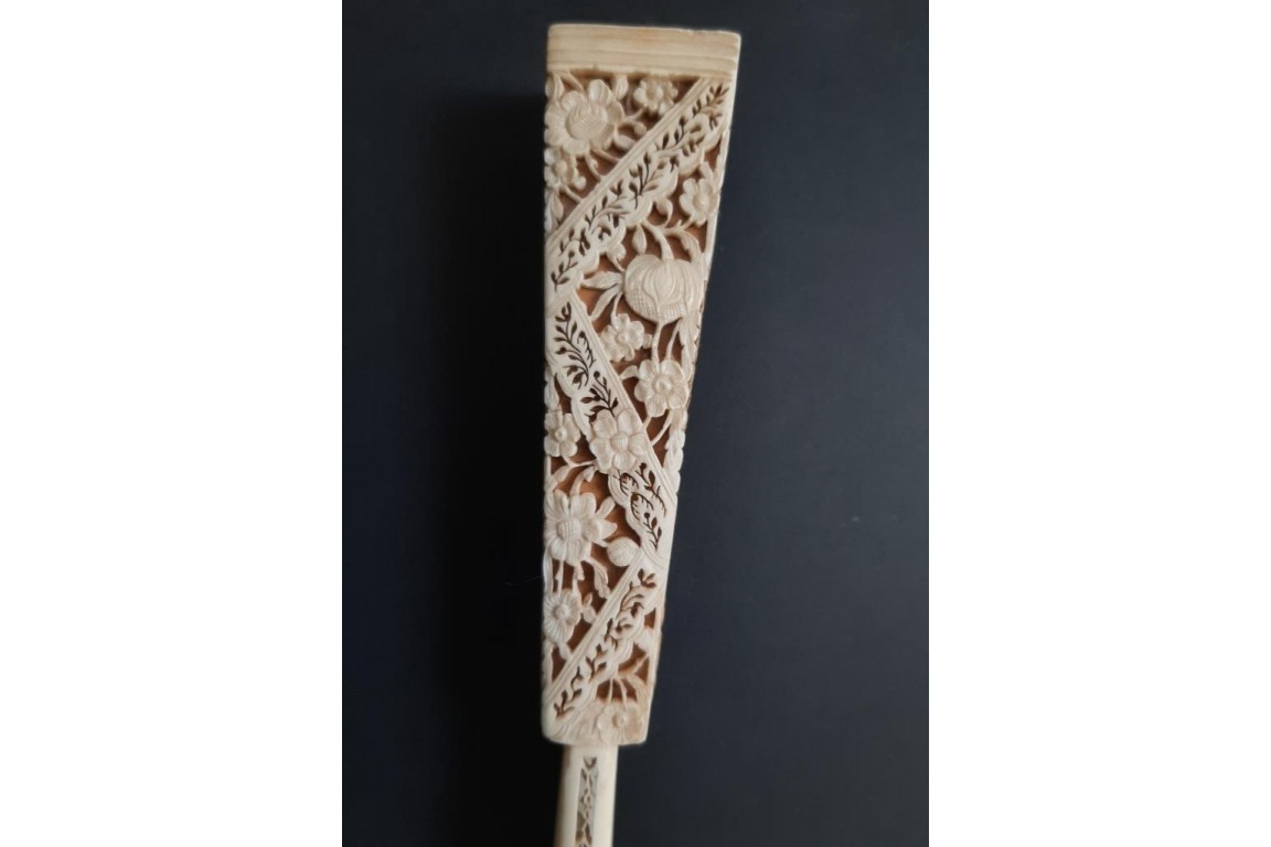 C'est lui ! Éventail Compagnie des Indes vers 1760-70