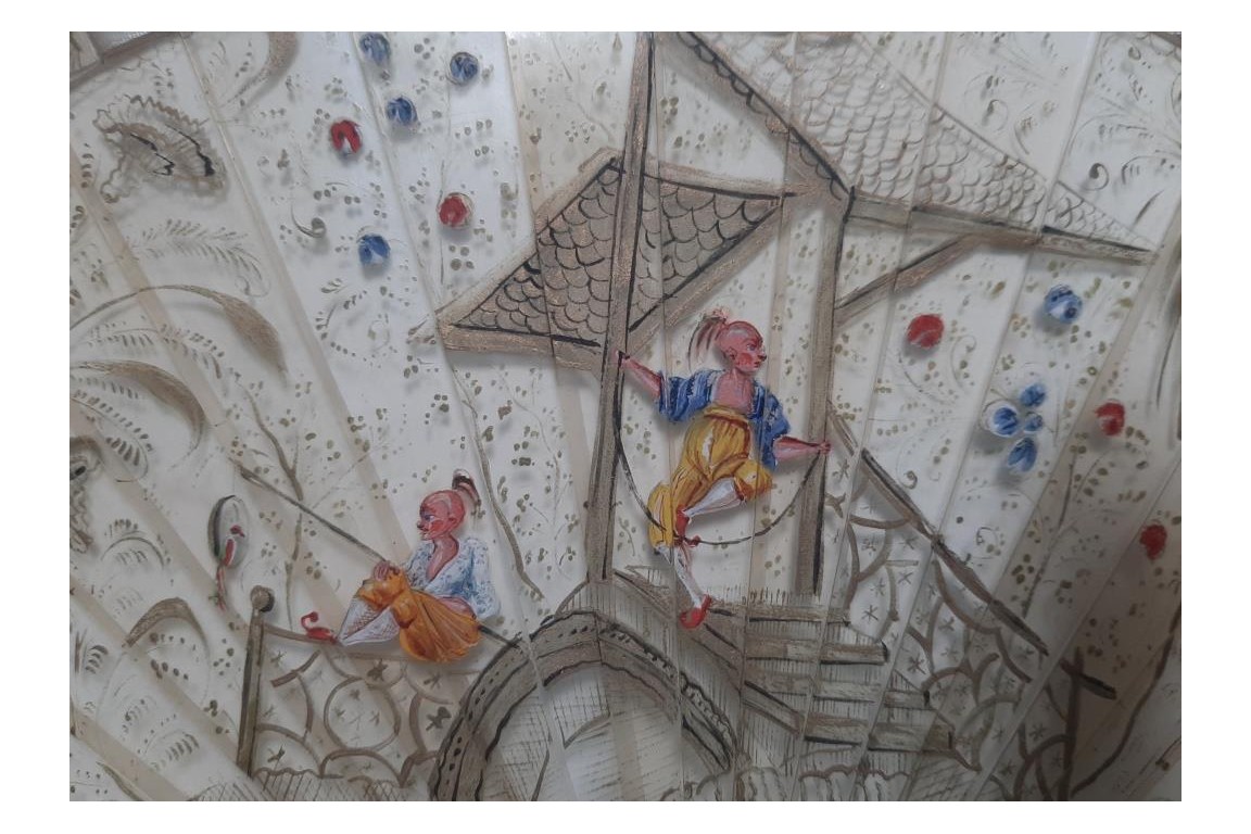 Chinoiserie aux acrobates, éventail vers 1820-30 Chinoiserie aux acrobates, éventail vers 1820-30