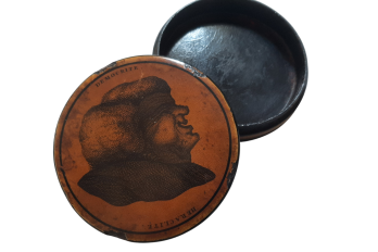 Democritus and Heraclitus, snuff box with inverted faces, 19th century