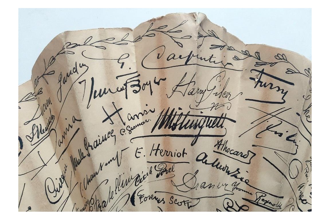 Chez Marianne, éventail publicitaire et autographe, période Art Déco