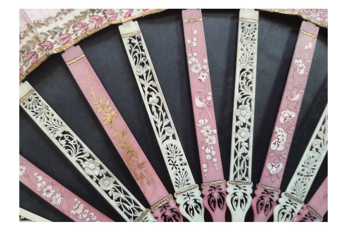 Un camaïeu pour le bal de la duchesse du Berry, éventail Duvelleroy