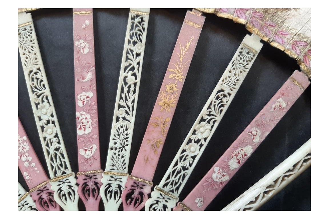 Un camaïeu pour le bal de la duchesse du Berry, éventail Duvelleroy