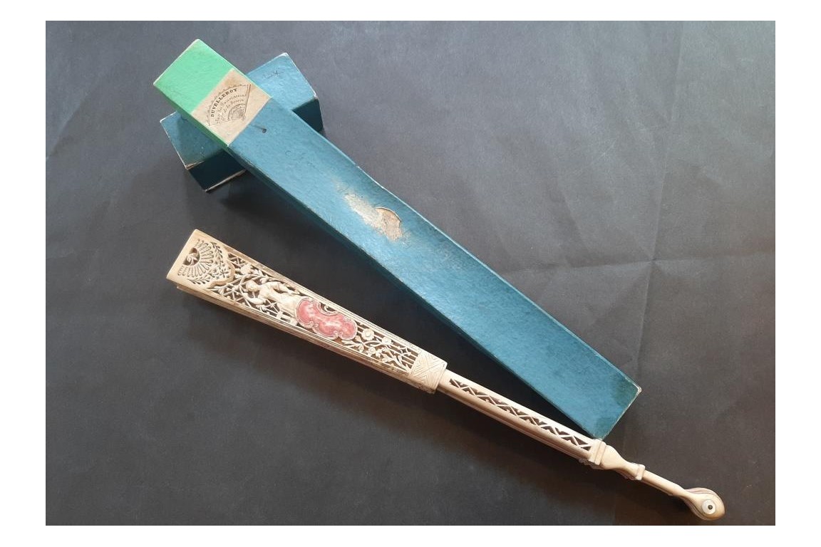 A camaïeu fan for the Duchess of Berry's ball, Duvelleroy fan