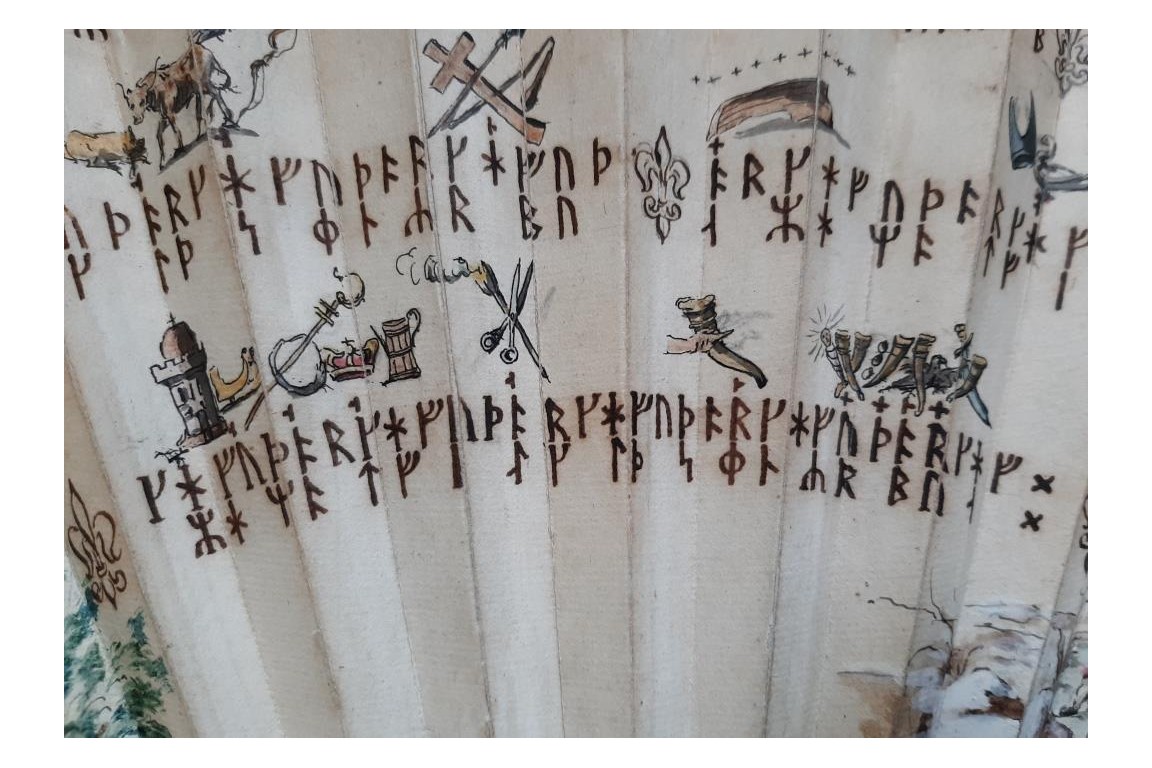 Mystérieuses runes, éventail vers 1730-40