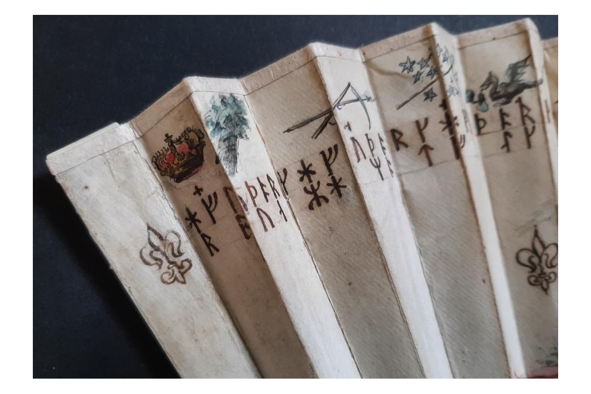 Mystérieuses runes, éventail vers 1730-40