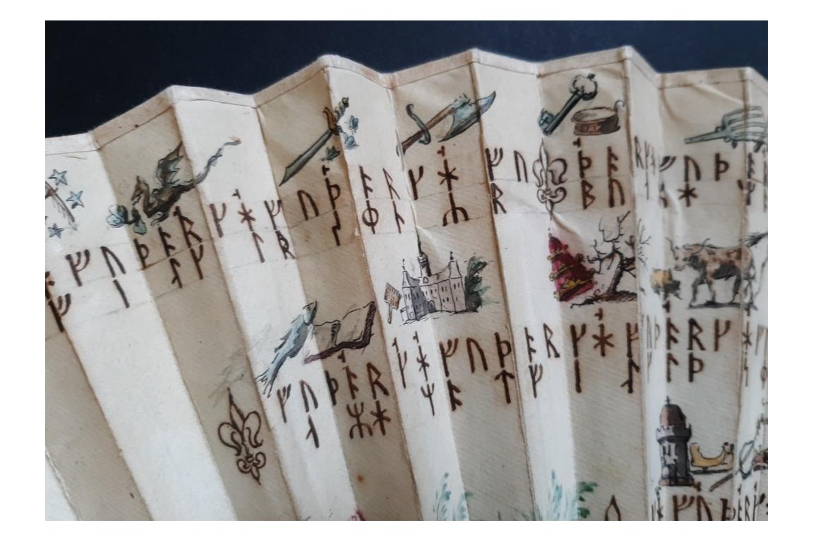 Mystérieuses runes, éventail vers 1730-40