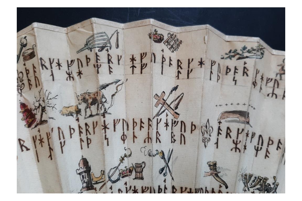 Mystérieuses runes, éventail vers 1730-40