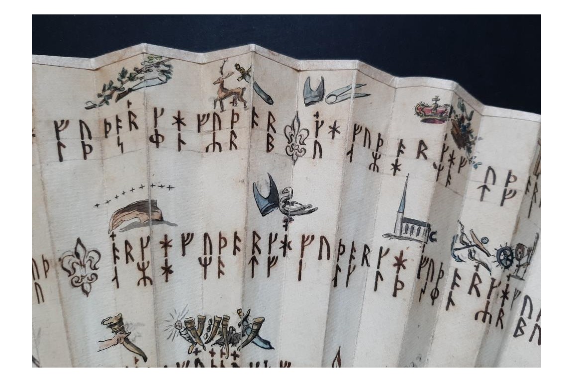 Mystérieuses runes, éventail vers 1730-40
