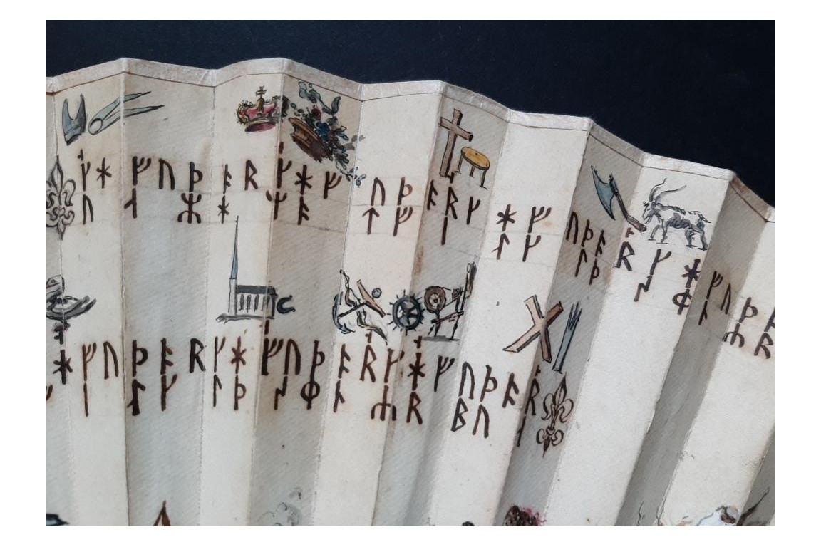 Mystérieuses runes, éventail vers 1730-40