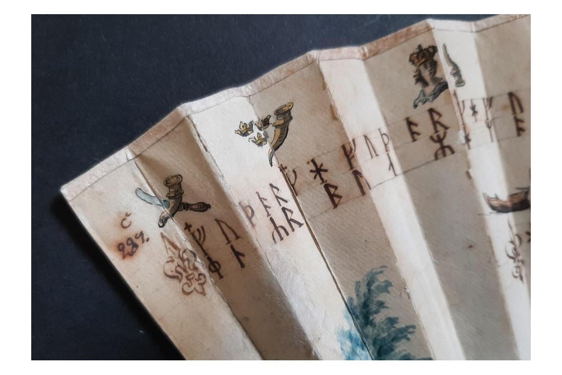 Mystérieuses runes, éventail vers 1730-40