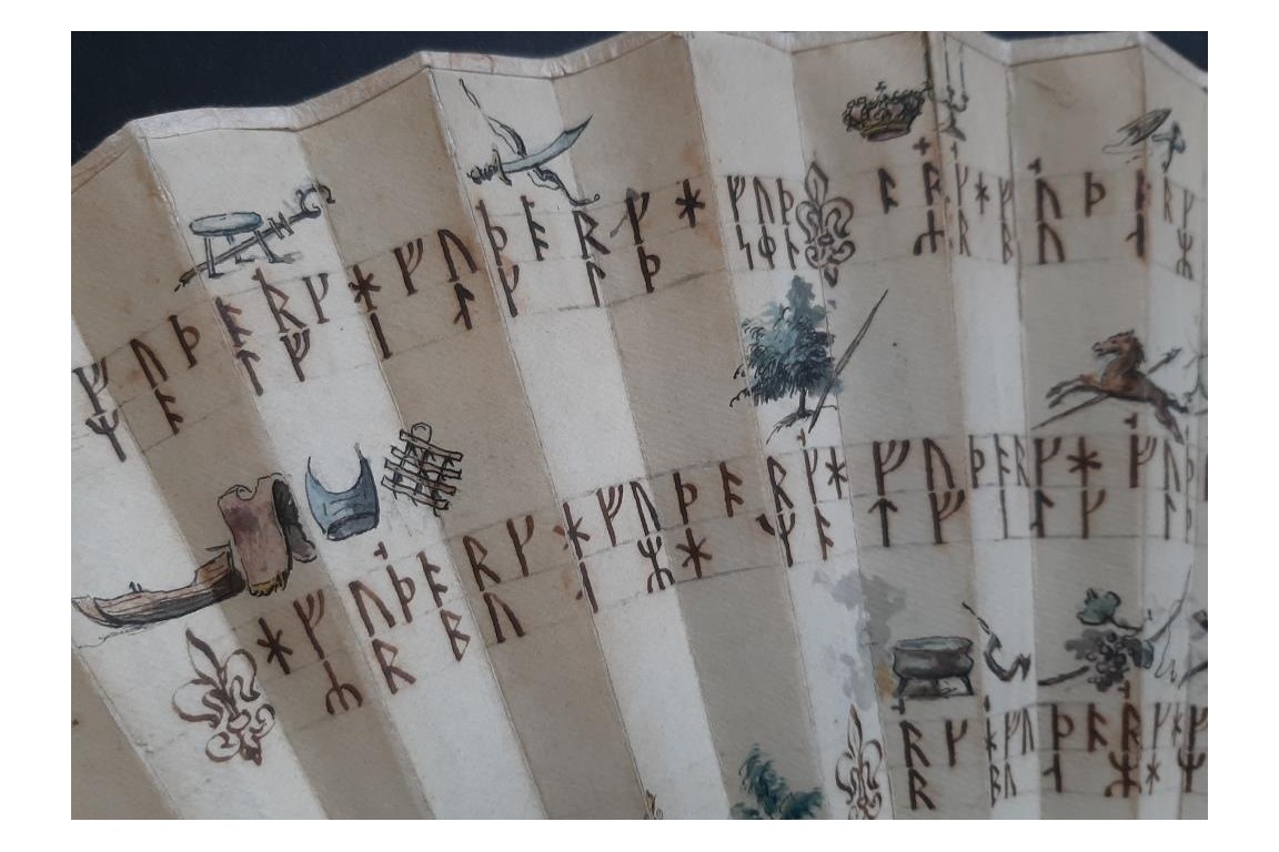 Mystérieuses runes, éventail vers 1730-40