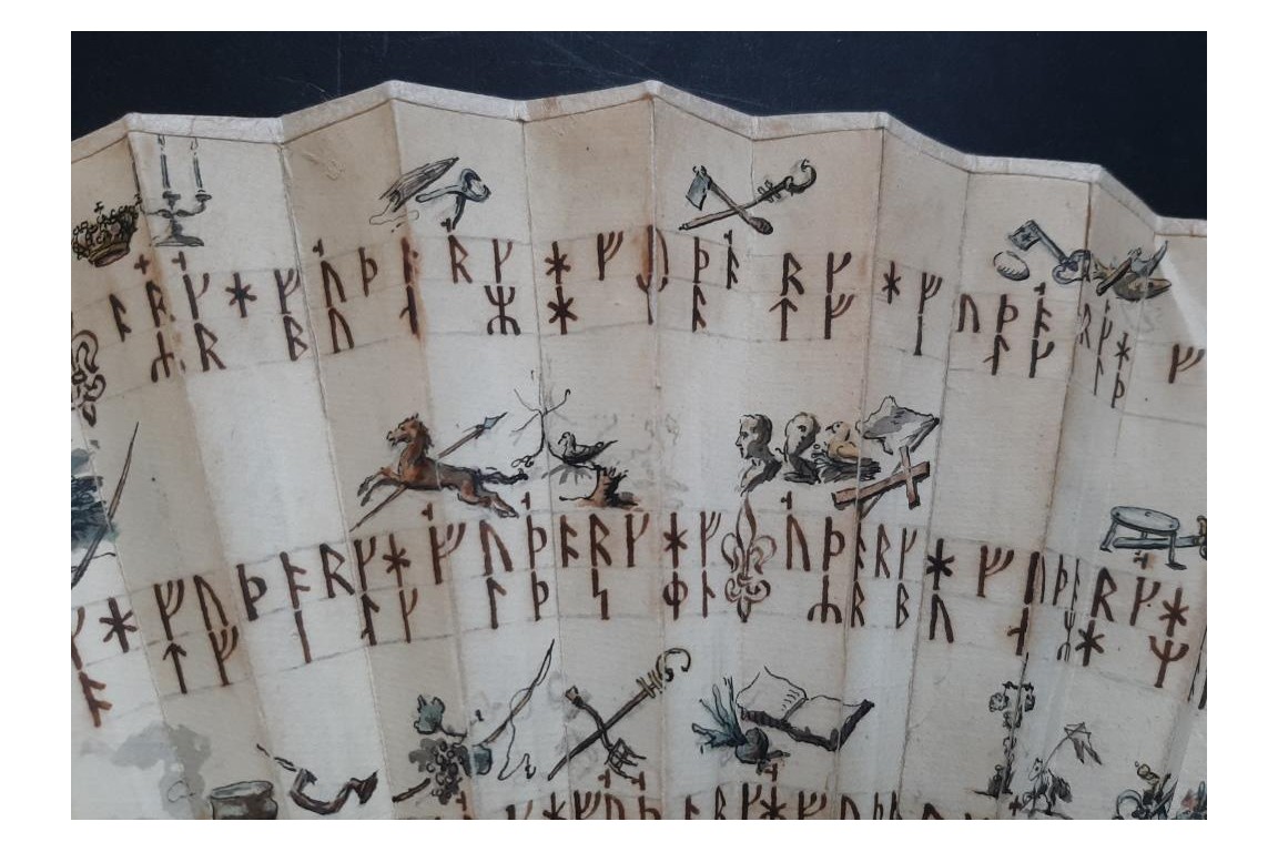 Mystérieuses runes, éventail vers 1730-40