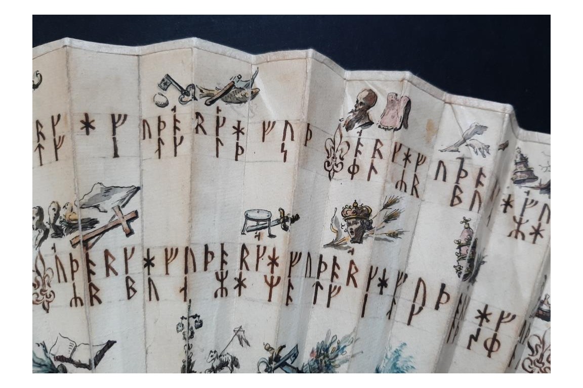 Mystérieuses runes, éventail vers 1730-40
