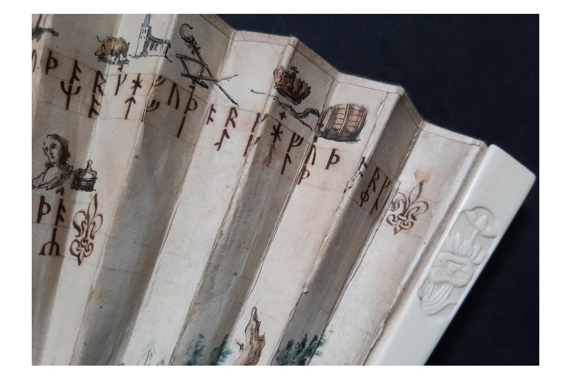 Mystérieuses runes, éventail vers 1730-40