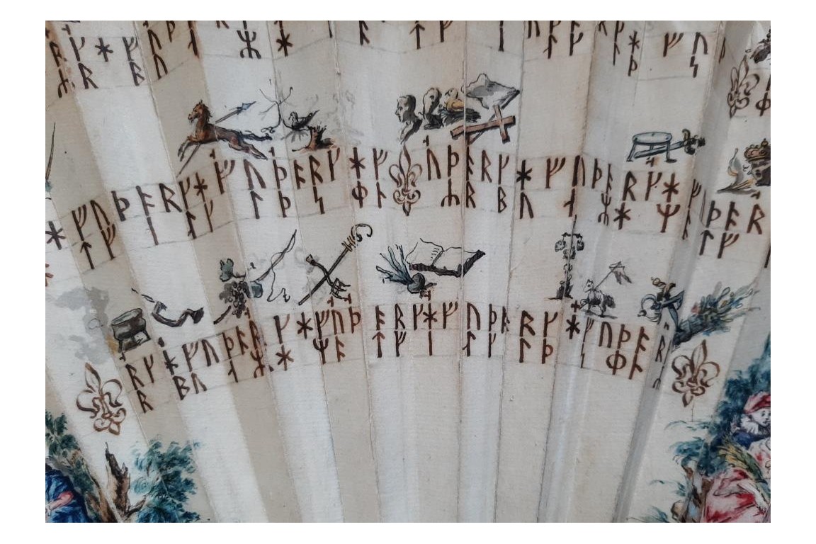 Mystérieuses runes, éventail vers 1730-40