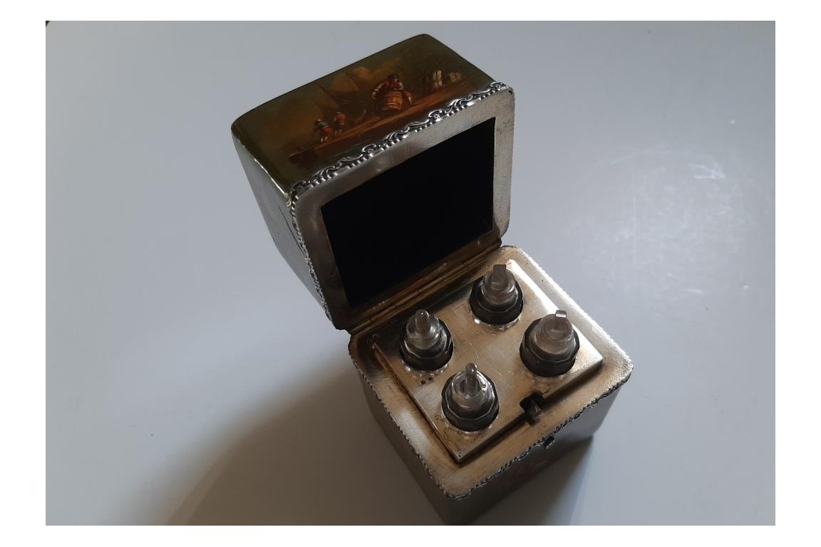 Perfume necessary in the style of the 18th century