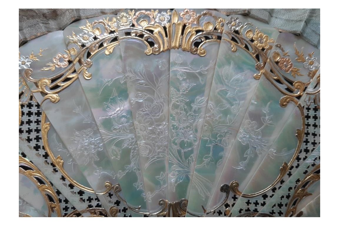 Le regard de l'amour, éventail de Micaël et Alexandre, vers 1880-95