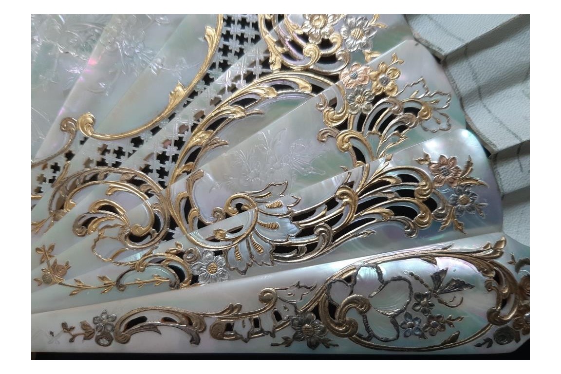 Le regard de l'amour, éventail de Micaël et Alexandre, vers 1880-95