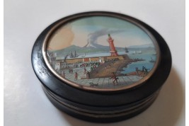 Vesuvius, green tortoiseshell snuffbox, 19th century