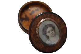 Young girl, 19th century snuffbox